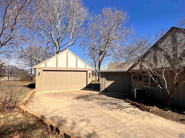 1100 SW 29th ST, Topeka, KS 66611