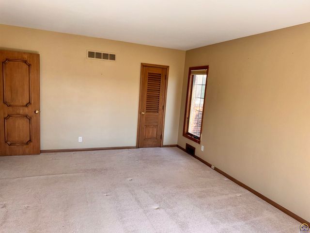 1100 SW 29th ST, Topeka, KS 66611