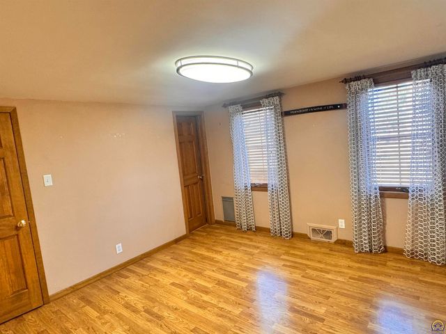 1100 SW 29th ST, Topeka, KS 66611