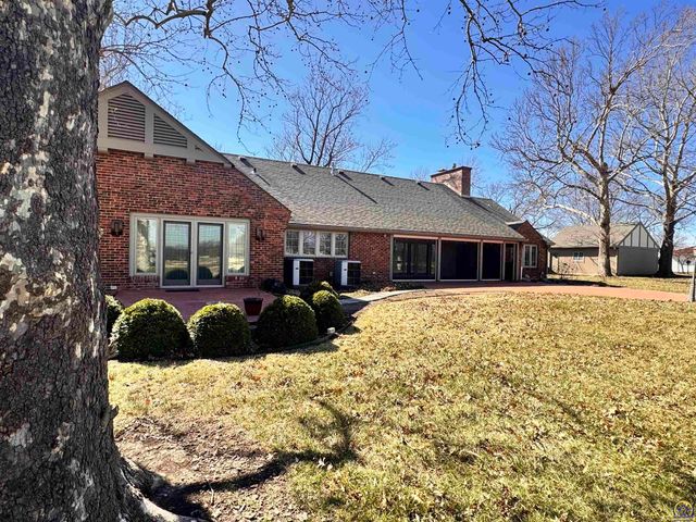 1100 SW 29th ST, Topeka, KS 66611