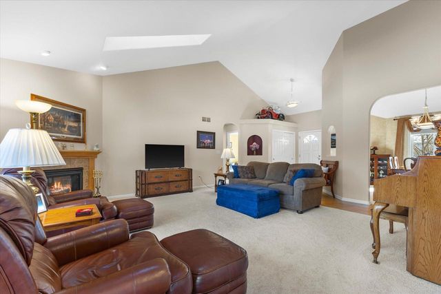 N54W16684 Ravenwood DRIVE, Menomonee Falls, WI 53051