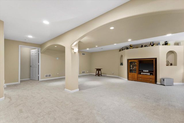 N54W16684 Ravenwood DRIVE, Menomonee Falls, WI 53051