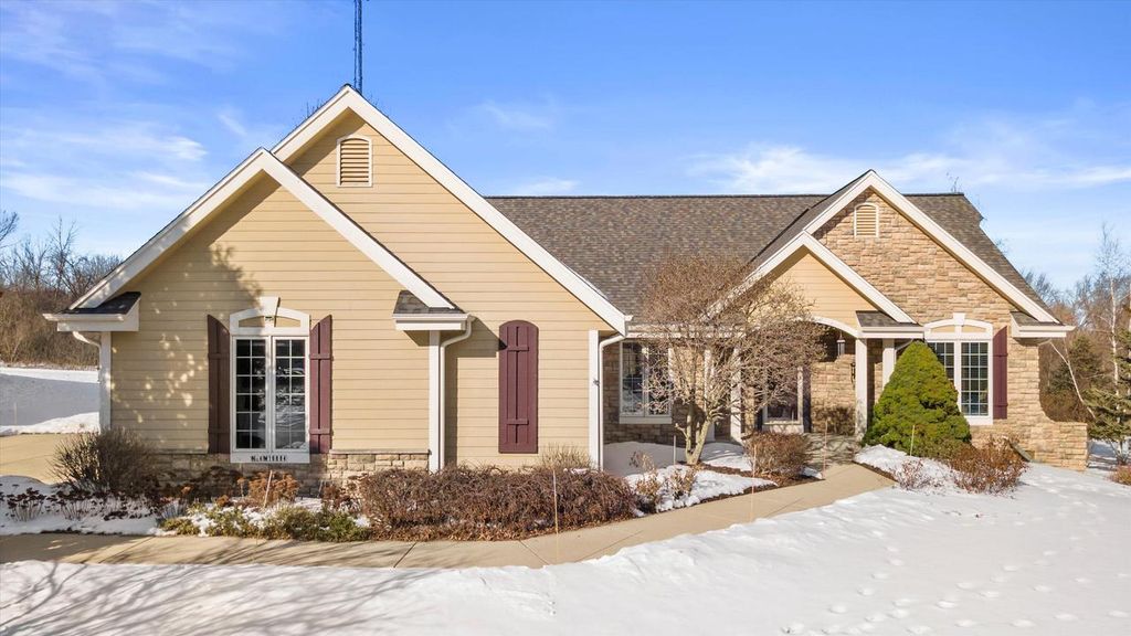 N54W16684 Ravenwood DRIVE, Menomonee Falls, WI 53051