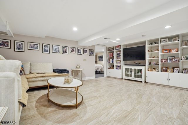 4 Sheffield Ct, Livingston Twp., NJ 07039