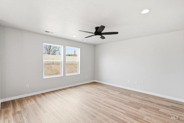 33 S Sweetgrass Ave, Nampa, ID 83651