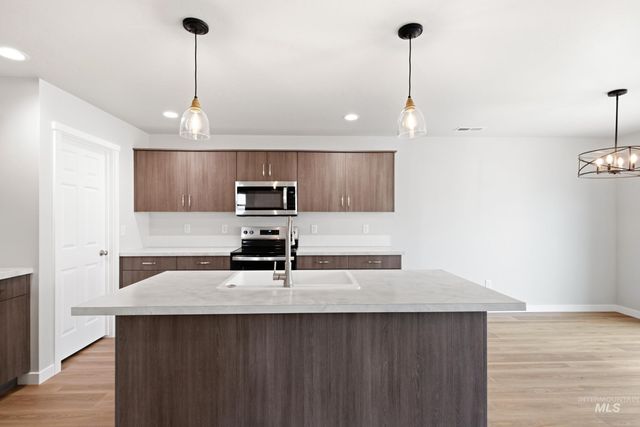 33 S Sweetgrass Ave, Nampa, ID 83651