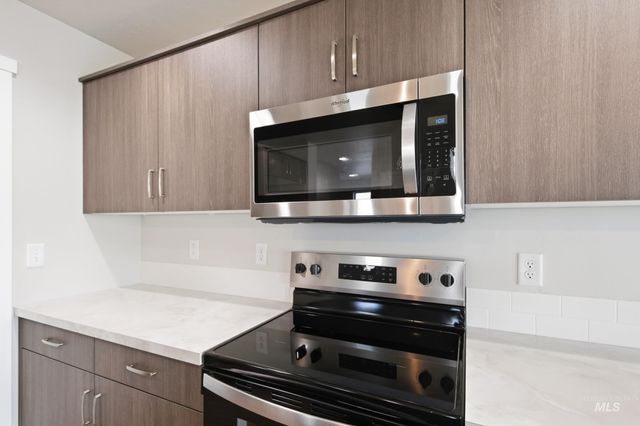 33 S Sweetgrass Ave, Nampa, ID 83651