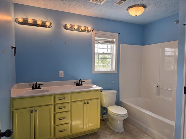 1215 Snowball Ln, Clarksville, TN 37042