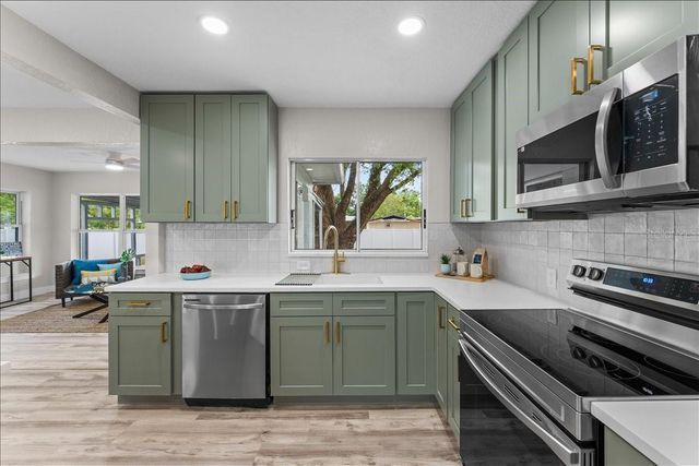 2530 W DIANA STREET, Tampa, FL 33614