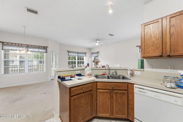 1725 FOREST LAKE Circle 3, Jacksonville, FL 32225