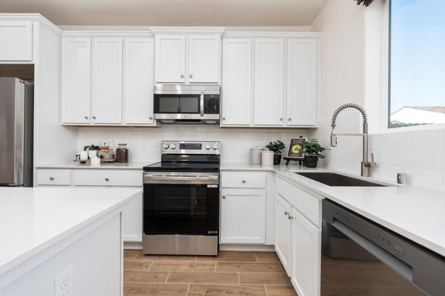 6540 E Cresthaven Drive, Fresno, CA 93727