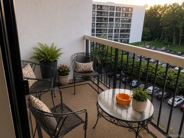 200 High Point Drive 8, Hartsdale, NY 10530