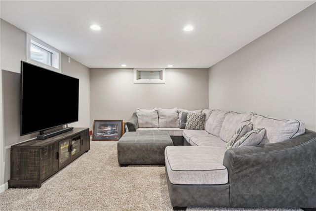 50 27th Avenue Drive SW, Cedar Rapids, IA 52404