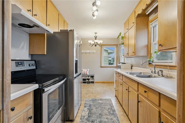 50 27th Avenue Drive SW, Cedar Rapids, IA 52404