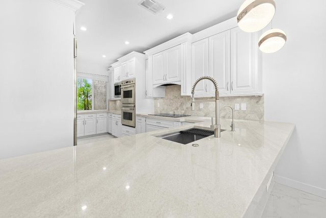 88 N Lakeshore Drive, Hypoluxo, FL 33462