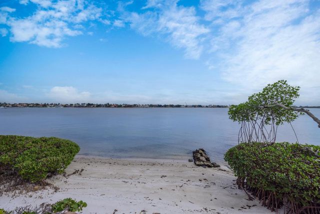 88 N Lakeshore Drive, Hypoluxo, FL 33462