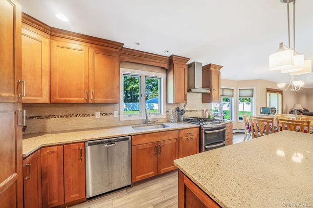 6 Sachem Court, Farmingville, NY 11738