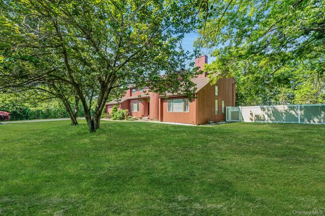 6 Sachem Court, Farmingville, NY 11738
