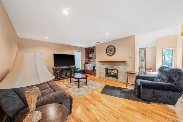 6 Sachem Court, Farmingville, NY 11738