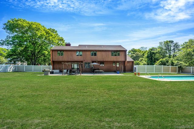 6 Sachem Court, Farmingville, NY 11738