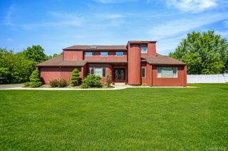6 Sachem Court, Farmingville, NY 11738