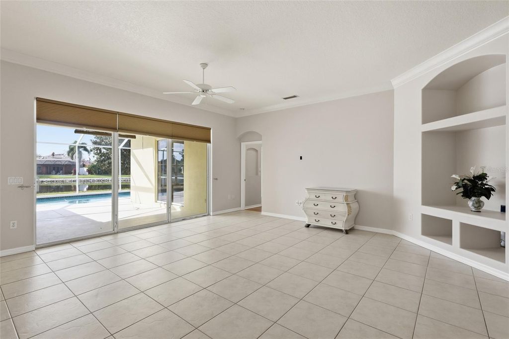 Image 12 of property listing at 518 COUNTRY LANE, Bradenton, FL 34212