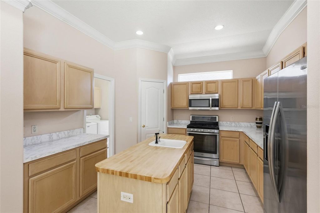 Image 17 of property listing at 518 COUNTRY LANE, Bradenton, FL 34212