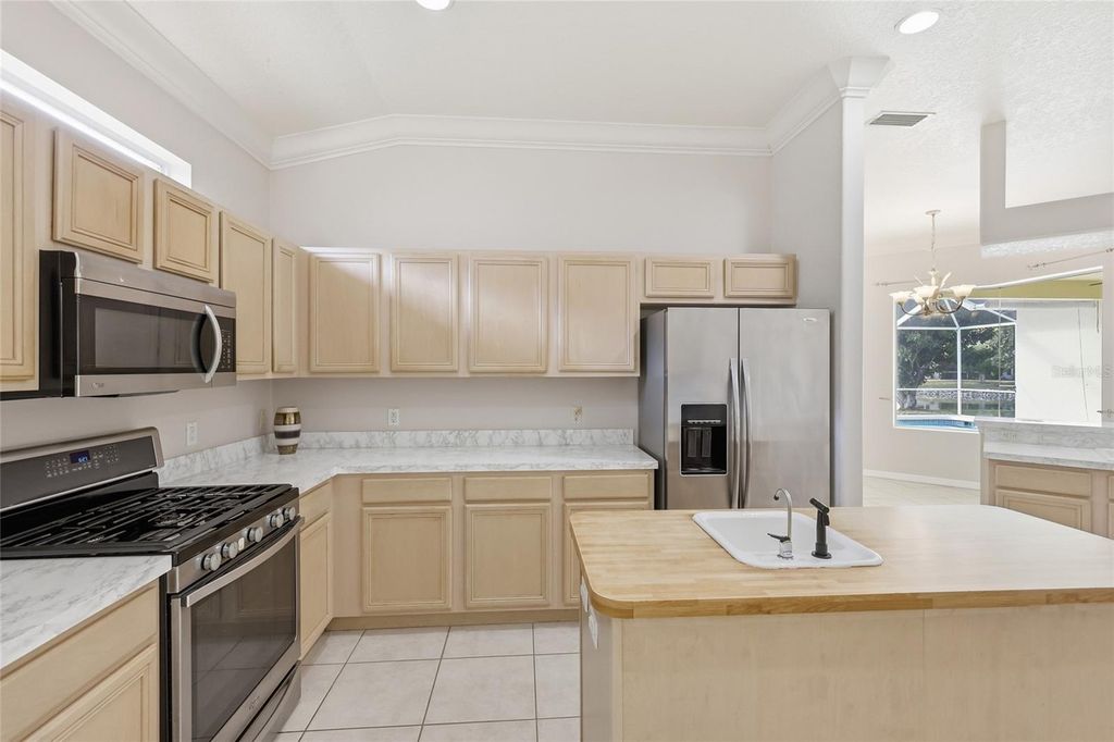 Image 18 of property listing at 518 COUNTRY LANE, Bradenton, FL 34212