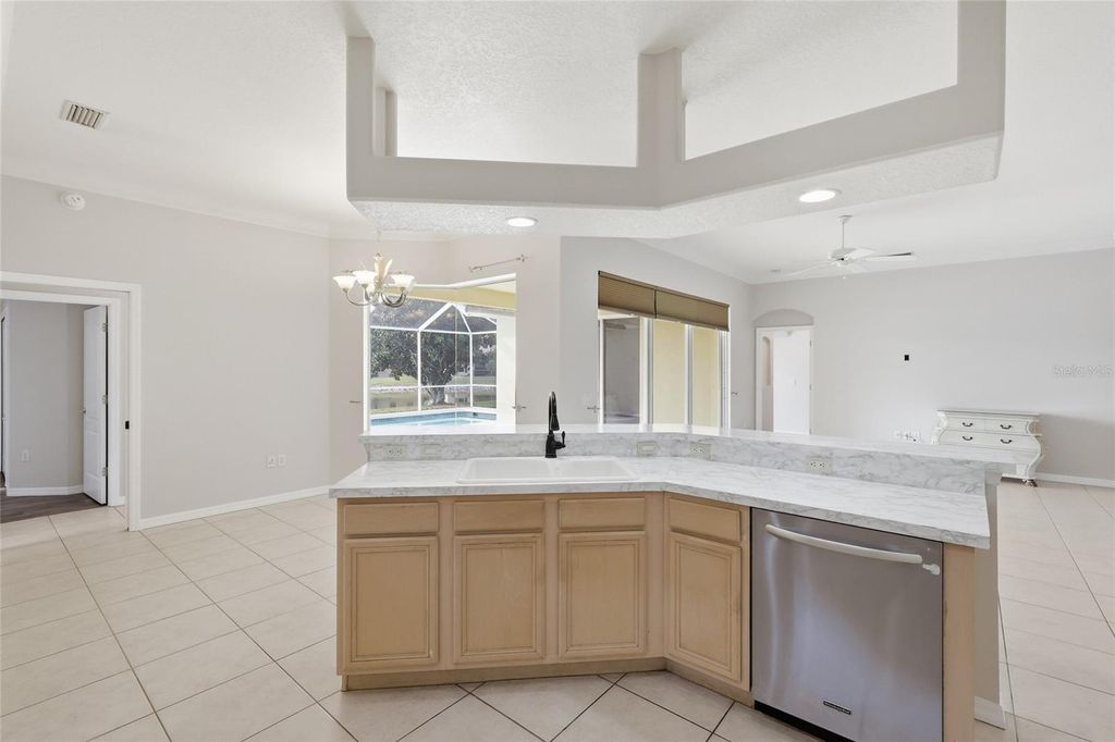 Image 19 of property listing at 518 COUNTRY LANE, Bradenton, FL 34212
