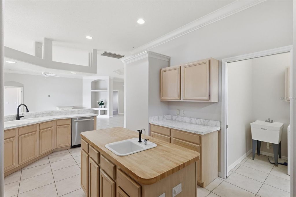 Image 20 of property listing at 518 COUNTRY LANE, Bradenton, FL 34212