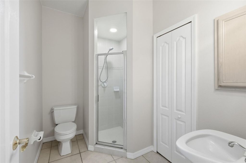 Image 22 of property listing at 518 COUNTRY LANE, Bradenton, FL 34212