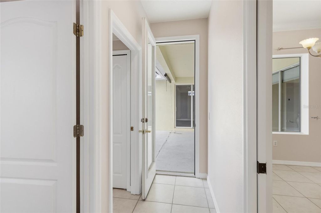 Image 28 of property listing at 518 COUNTRY LANE, Bradenton, FL 34212