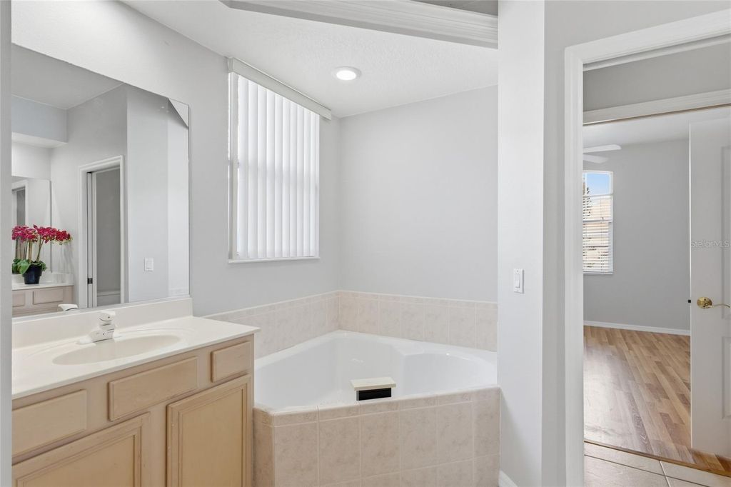 Image 31 of property listing at 518 COUNTRY LANE, Bradenton, FL 34212