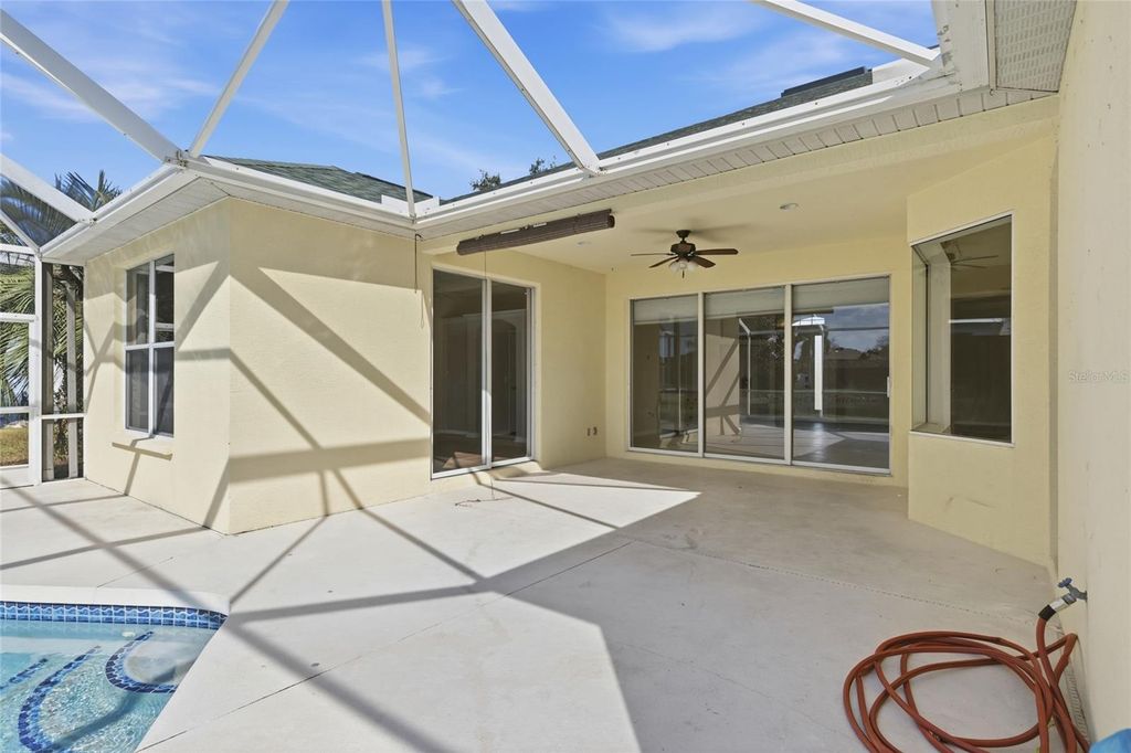 Image 36 of property listing at 518 COUNTRY LANE, Bradenton, FL 34212