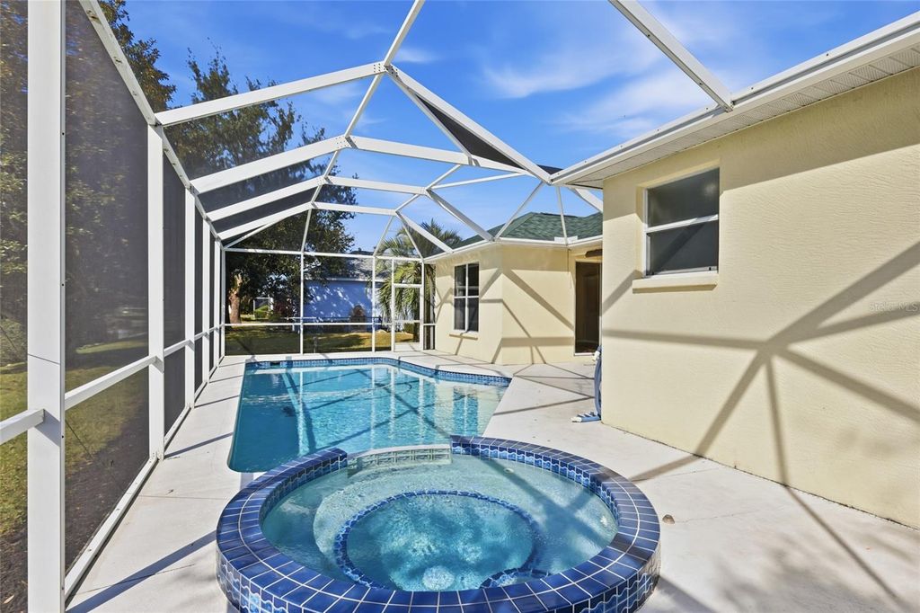 Image 37 of property listing at 518 COUNTRY LANE, Bradenton, FL 34212