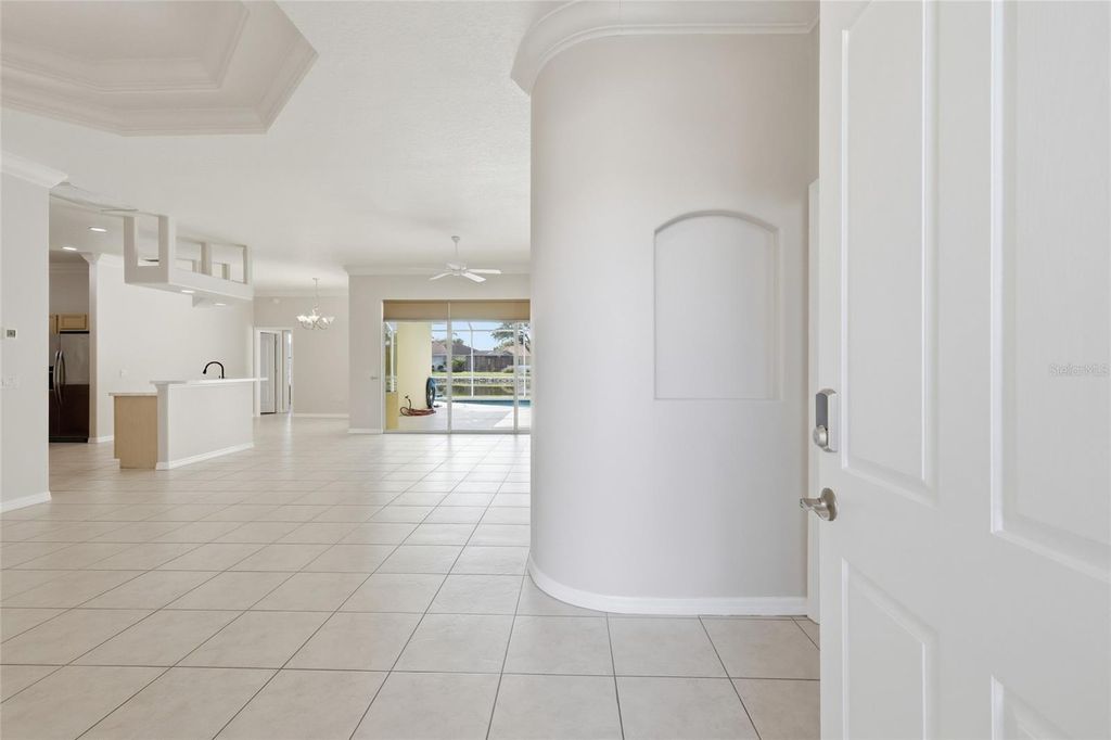 Image 9 of property listing at 518 COUNTRY LANE, Bradenton, FL 34212