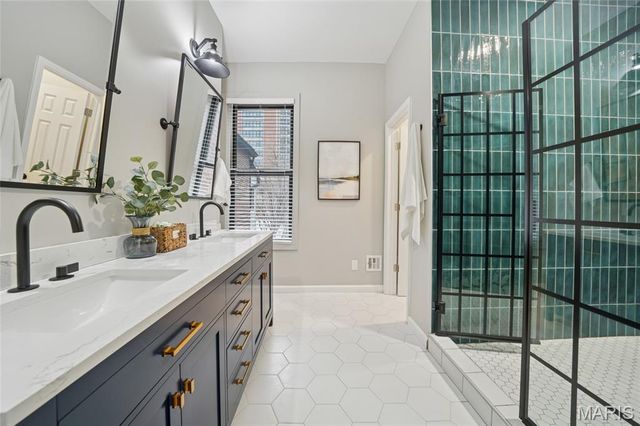 4456 Laclede Avenue, St Louis, MO 63108