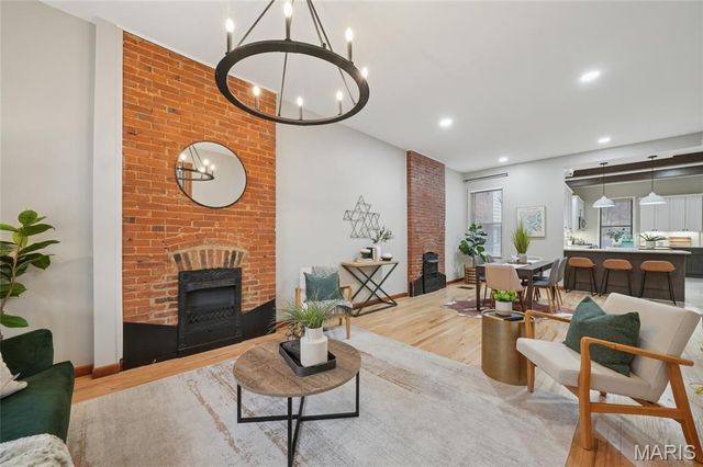 4456 Laclede Avenue, St Louis, MO 63108