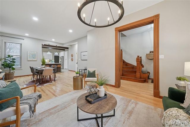 4456 Laclede Avenue, St Louis, MO 63108