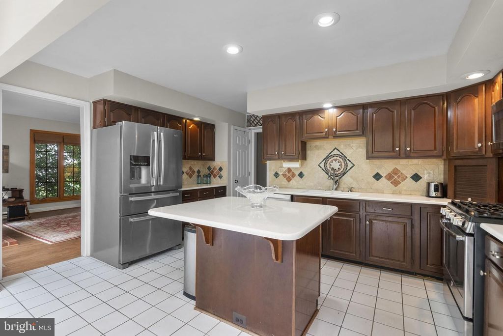 Image 11 of property listing at 14307 CARTWRIGHT WAY, North Potomac, MD 20878