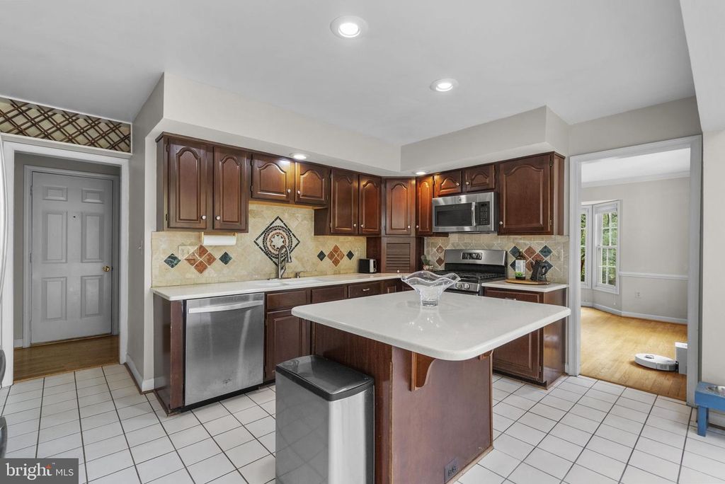 Image 12 of property listing at 14307 CARTWRIGHT WAY, North Potomac, MD 20878