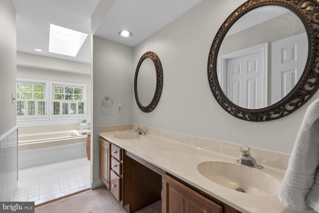 Image 23 of property listing at 14307 CARTWRIGHT WAY, North Potomac, MD 20878