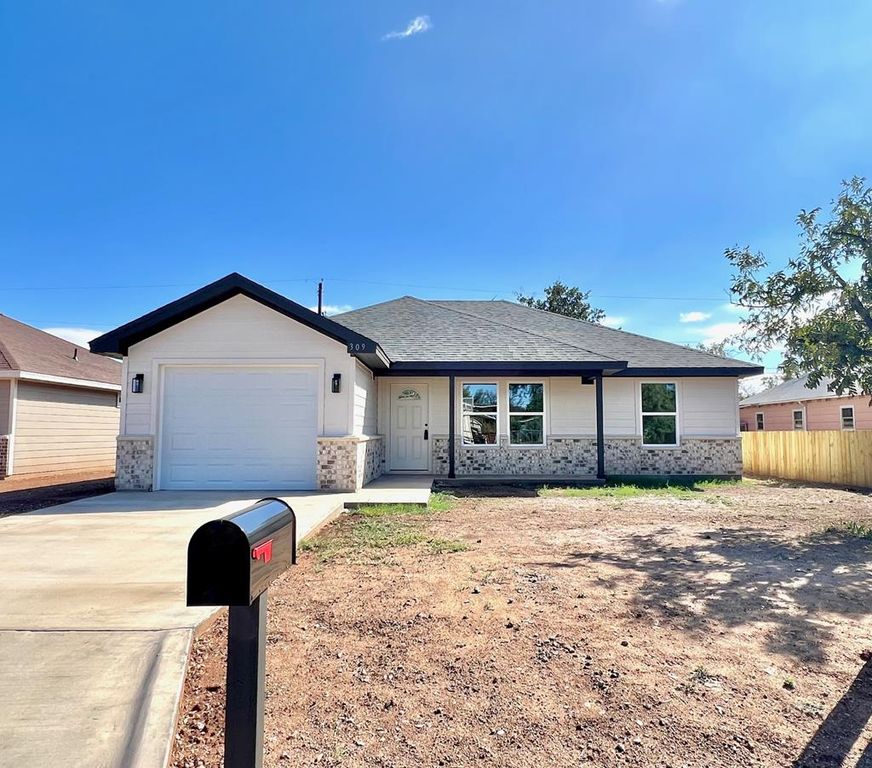 Image 1 of property listing at 309 E 25th St, San Angelo, TX 76903