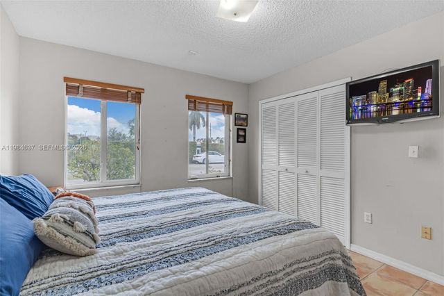 9224 Grand Canal Dr, Miami, FL 33174