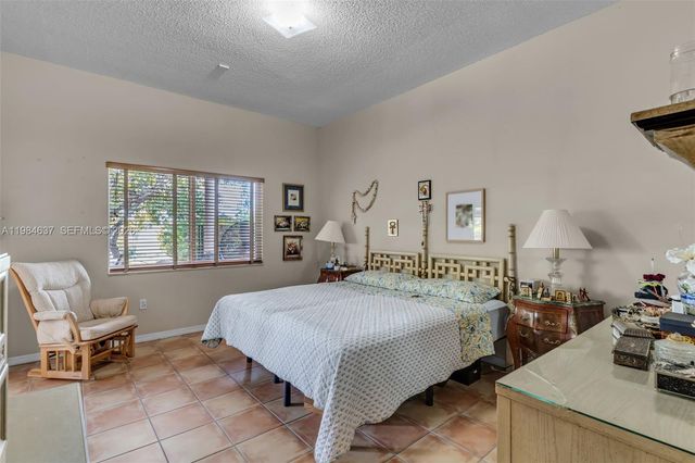 9224 Grand Canal Dr, Miami, FL 33174