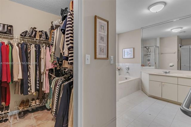 9224 Grand Canal Dr, Miami, FL 33174