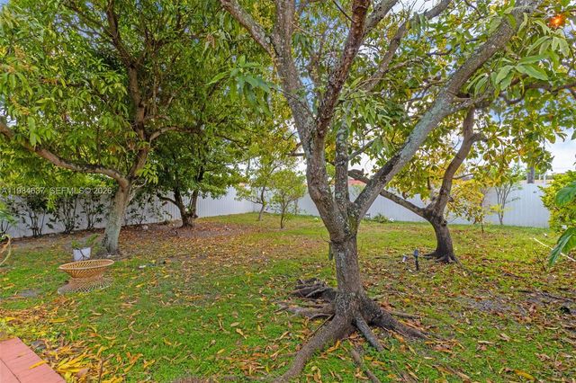 9224 Grand Canal Dr, Miami, FL 33174