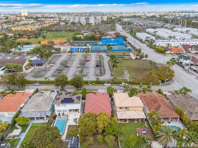 9224 Grand Canal Dr, Miami, FL 33174