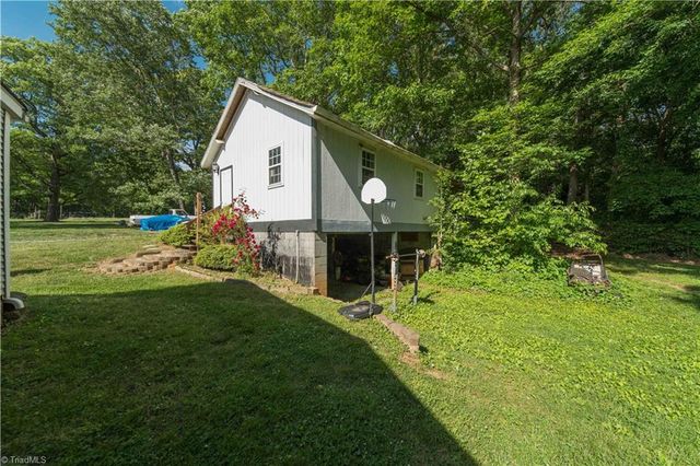 5925 Bobs Lake Road, Hamptonville, NC 27020