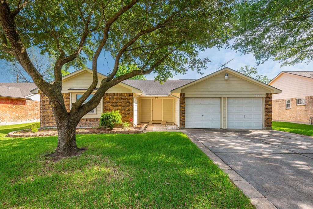 9742 Charmont Road, La Porte, TX 77571
